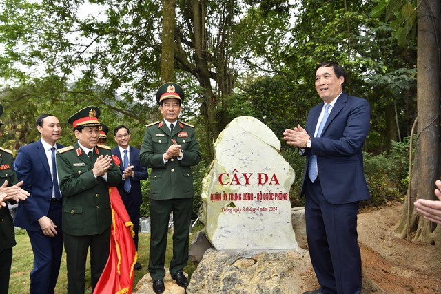 Khánh thành Bức phù điêu “Bác Hồ nói chuyện với cán bộ, chiến sĩ Đại đoàn Quân Tiên Phong” - Ảnh 7. Khánh thành Bức phù điêu “Bác Hồ nói chuyện với cán bộ, chiến sĩ Đại đoàn Quân Tiên Phong” - Ảnh 7.