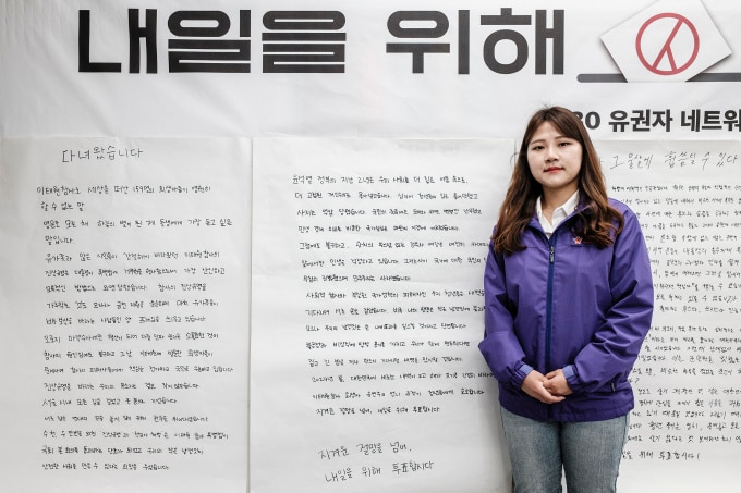 Yu Jung trao đổi về tầm quan trọng của cử tri trẻ trong sự kiện ở Seoul ngày 3/4. Ảnh: AFP