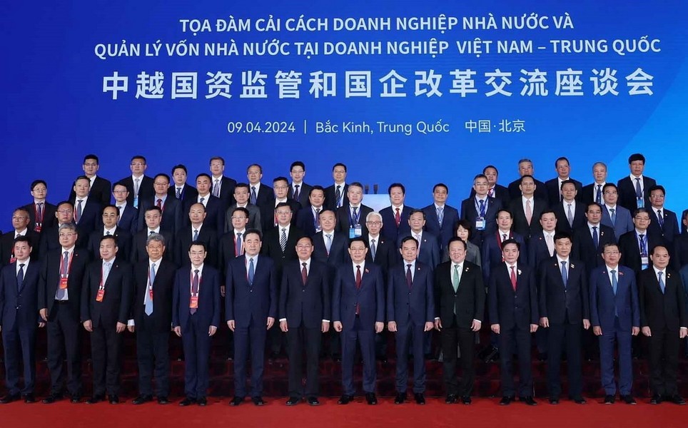 ประธานรัฐสภาและผู้แทนร่วมเสวนา ภาพถ่าย: “Nhan Sang/TTXVN”