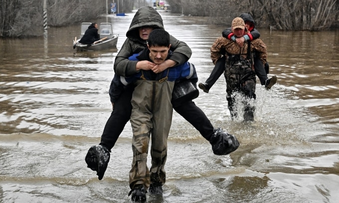 Lực lượng cứu hộ sơ tán người dân khỏi khu vực ngập lụt ở Orsk, vùng Orenburg, Nga, hôm 8/4. Ảnh: AFP