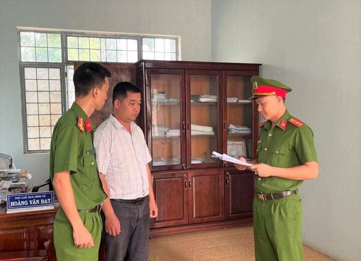 Cơ quan CSĐT thi hành Quyết định khởi tố bị can, lệnh bắt bị can để tạm giam đối với ông Hoàng Văn Đạt. (Ảnh: CACC)