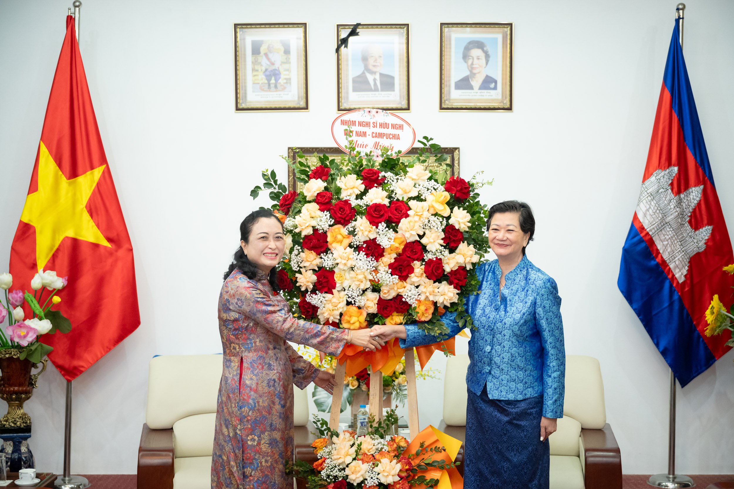 Phó Chủ tịch Hội đồng Dân tộc Trần Thị Hoa Ry thăm và chúc tết Đại sứ Campuchia tại Việt Nam - Ảnh H.Ngọc