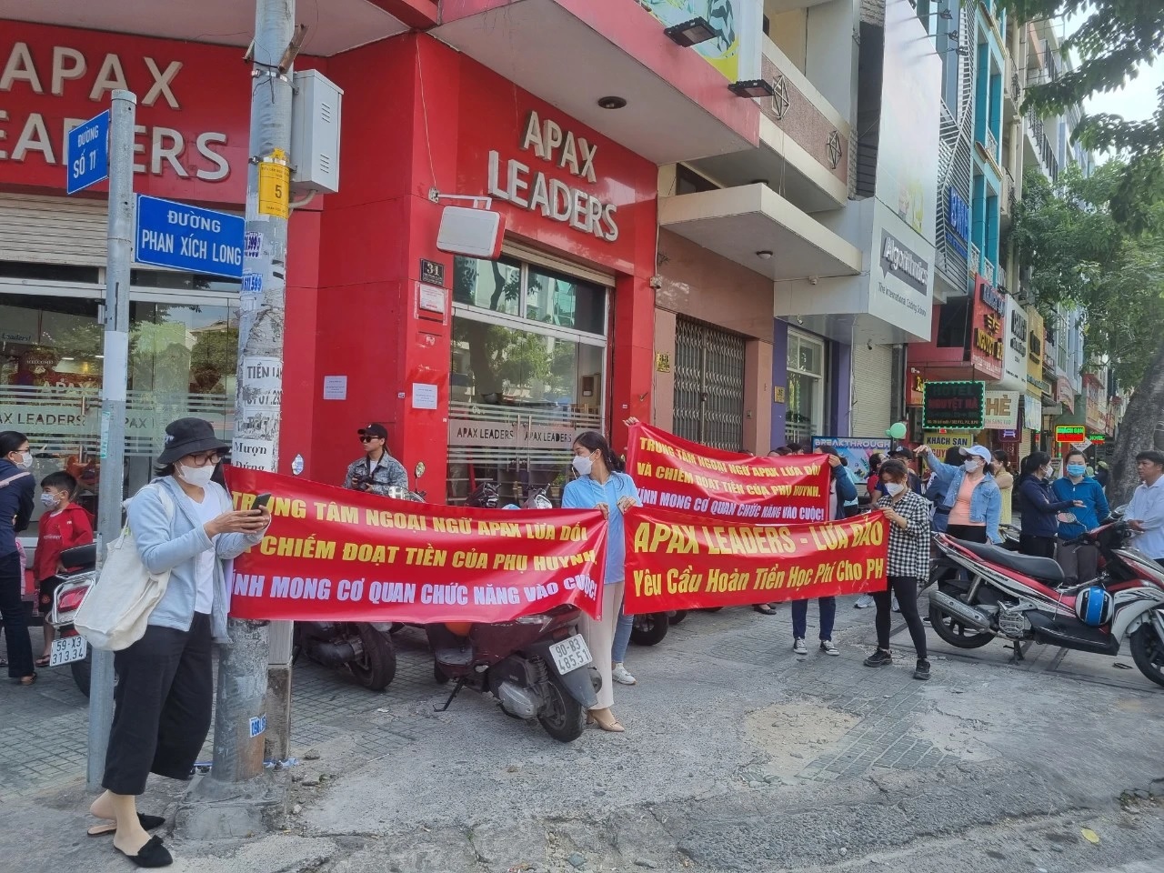 Chỉ đạo mới nhất của UBND TP.HCM sau khi lãnh đạo Apax Leaders bị bắt- Ảnh 2. Phụ huynh TP.HCM kéo đến Apax Phan Xích Long để đòi quyền lợi vào tháng 2.2023