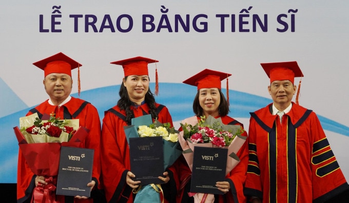 Associate Professor. Dr. Tran Van Nghia, Deputy Director of the Academy (far right) awarded degrees to 3 new doctors. Photo: Manh Cuong