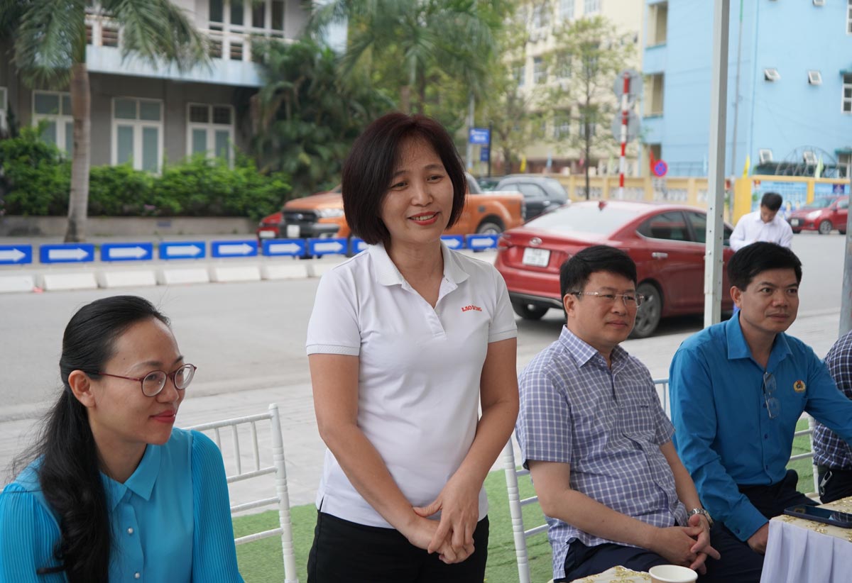 En el evento habló la Sra. Phan Thu Thuy, editora jefe adjunta del periódico Lao Dong. Foto de : Thu Dung