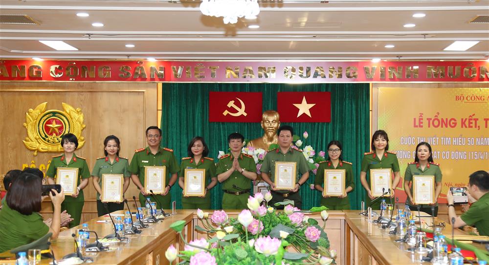 Thiếu tướng Nguyễn Ngọc Thanh trao giải B cho các tác giả, nhóm tác giả đạt giải. 