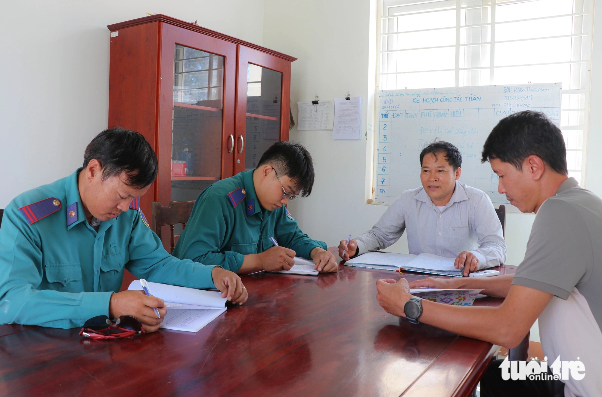 Do sức khỏe nên anh Nguyễn Nhất Chung không còn đi rừng, mà được bố trí công việc khác phù hợp ở Trạm quản lý bảo vệ rừng Phước Diêm - Ảnh: DUY NGỌC