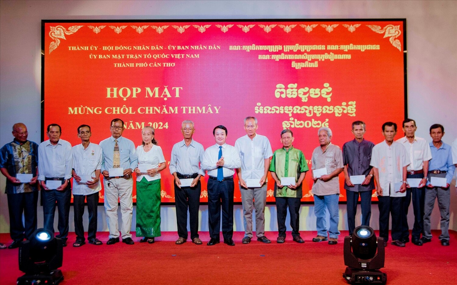 Bộ trưởng Hầu A Lềnh đã trao những phần quà ý nghĩa mừng Chôl Chnăm Thmây đến Người có uy tín trong vùng đồng bào dân tộc Khmer trên đại bàn TP. Cần Thơ