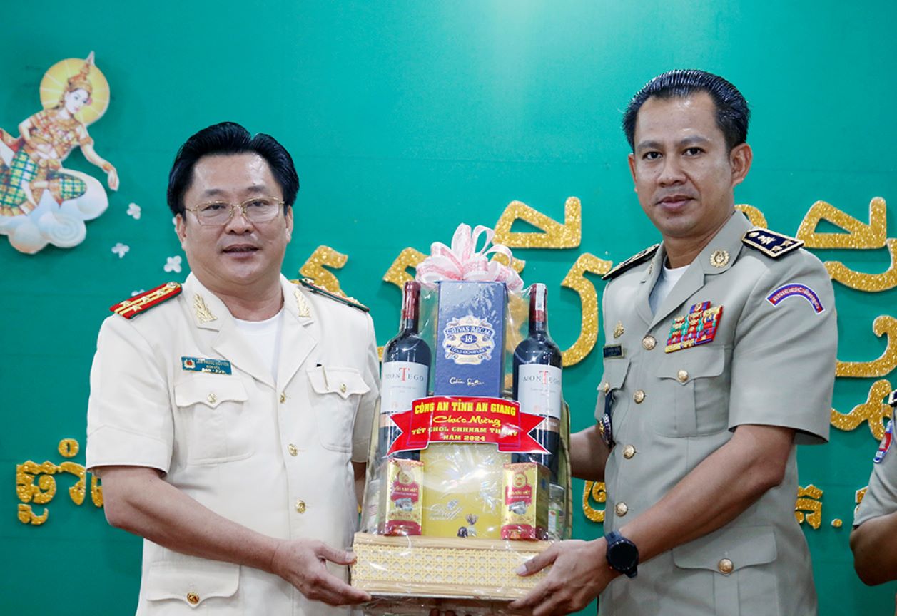 พันเอก Lam Phuoc Nguyen ผู้อำนวยการตำรวจภูธร An Giang มอบจดหมายอวยพรปีใหม่ถึง พลโท Chhoeun Sochett ผู้อำนวยการตำรวจภูธร Kandal ภาพถ่าย: “Vu Tien”