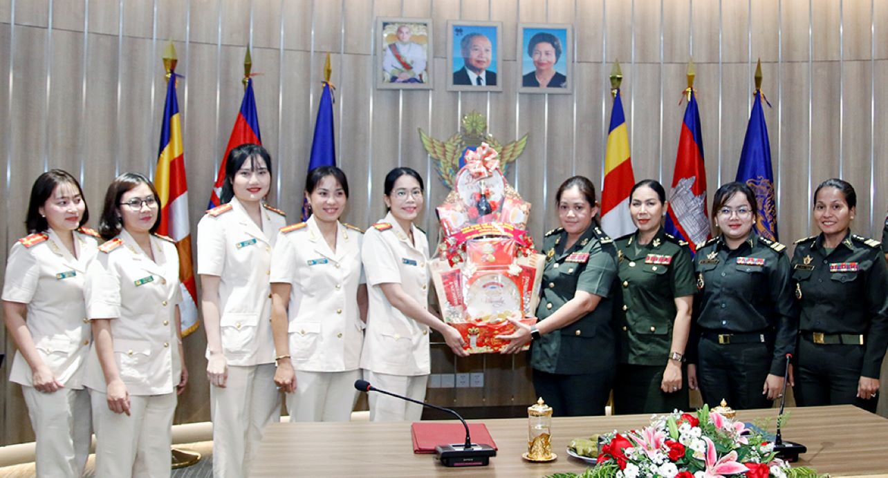 El Comité de Mujeres - Sindicato de la Policía Provincial de Ang Giang entregó obsequios Tet a las mujeres de las Fuerzas Armadas de Camboya. Foto de : Vu Tien