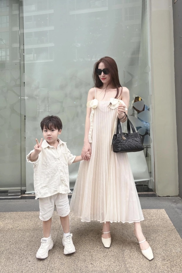 Hòa Minzy và con trai. Ảnh: Facebook nhân vật