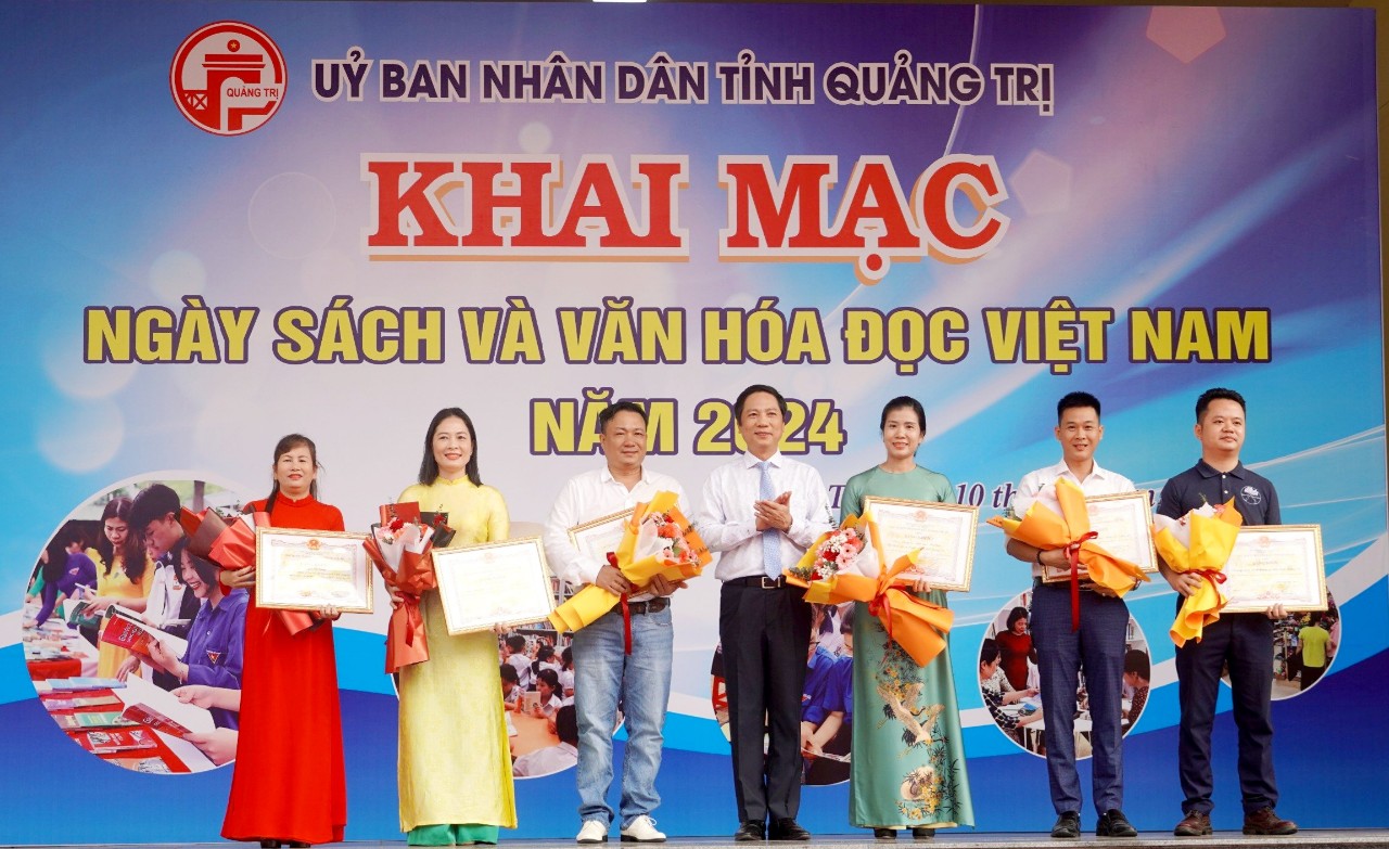 Phó chủ tịch UBND tỉnh Hoàng Nam (giữa) trao bằng khen của Chủ tịch UBND tỉnh cho 3 tập thể và 3 cá nhân có thành tích xuất sắc trong việc góp phần phát triển văn hóa đọc trên địa bàn tỉnh