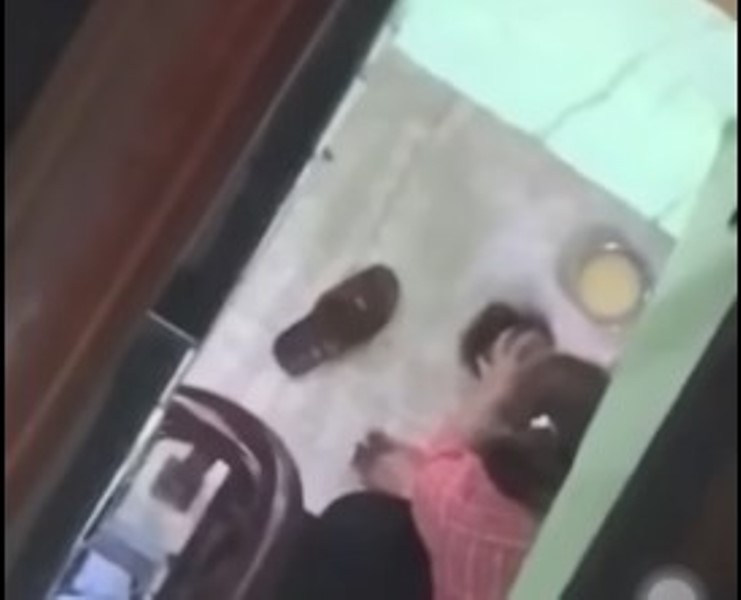 Hưng Yên: Làm rõ việc bảo mẫu tát má, cầm dép đánh bé 1 tuổi- Ảnh 2. Hưng Yên: Làm rõ việc bảo mẫu tát má, cầm dép đánh bé 1 tuổi- Ảnh 2.