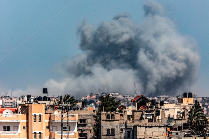 Khói bốc lên sau khi Israel ném bom ở Rafah,nam Gaza ngày 20/3. Ảnh: AFP