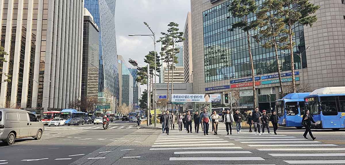 เมืองหลวงที่มีชีวิตชีวาอย่างกรุงโซล (เกาหลีใต้) ไม่เพียงแต่เป็นสถานที่ท่องเที่ยวเท่านั้น แต่ยังเป็นแหล่งช็อปปิ้งสำหรับนักท่องเที่ยวชาวเวียดนามอีกด้วย ภาพถ่าย: “D.M