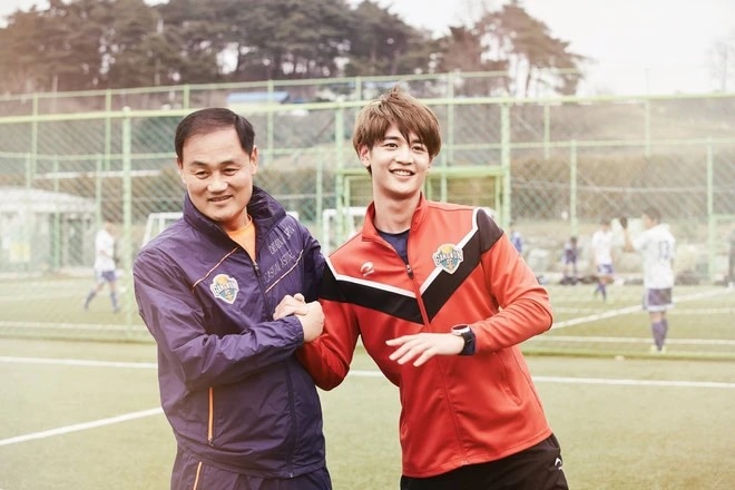 Huấn luyện viên Choi Yun Kyum và Minho trên sân bóng. Ảnh: Instagram