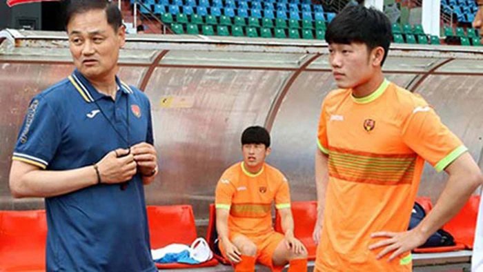 Xuan Truong គឺជាសិស្សរបស់គ្រូបង្វឹក Choi Yun Kyum នៅពេលគាត់លេងឱ្យ Gangwon FC ក្នុងឆ្នាំ 2017។ រូបថត៖ Gangwon FC