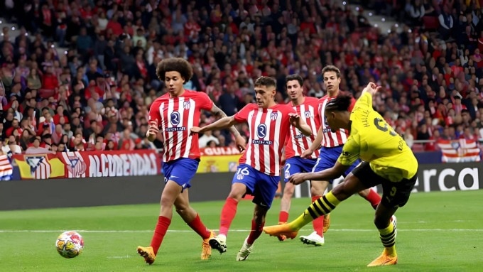Haller (vàng) rút ngắn tỷ số xuống 1-2 cho Dortmund ở cuối trận. Ảnh: Reuters