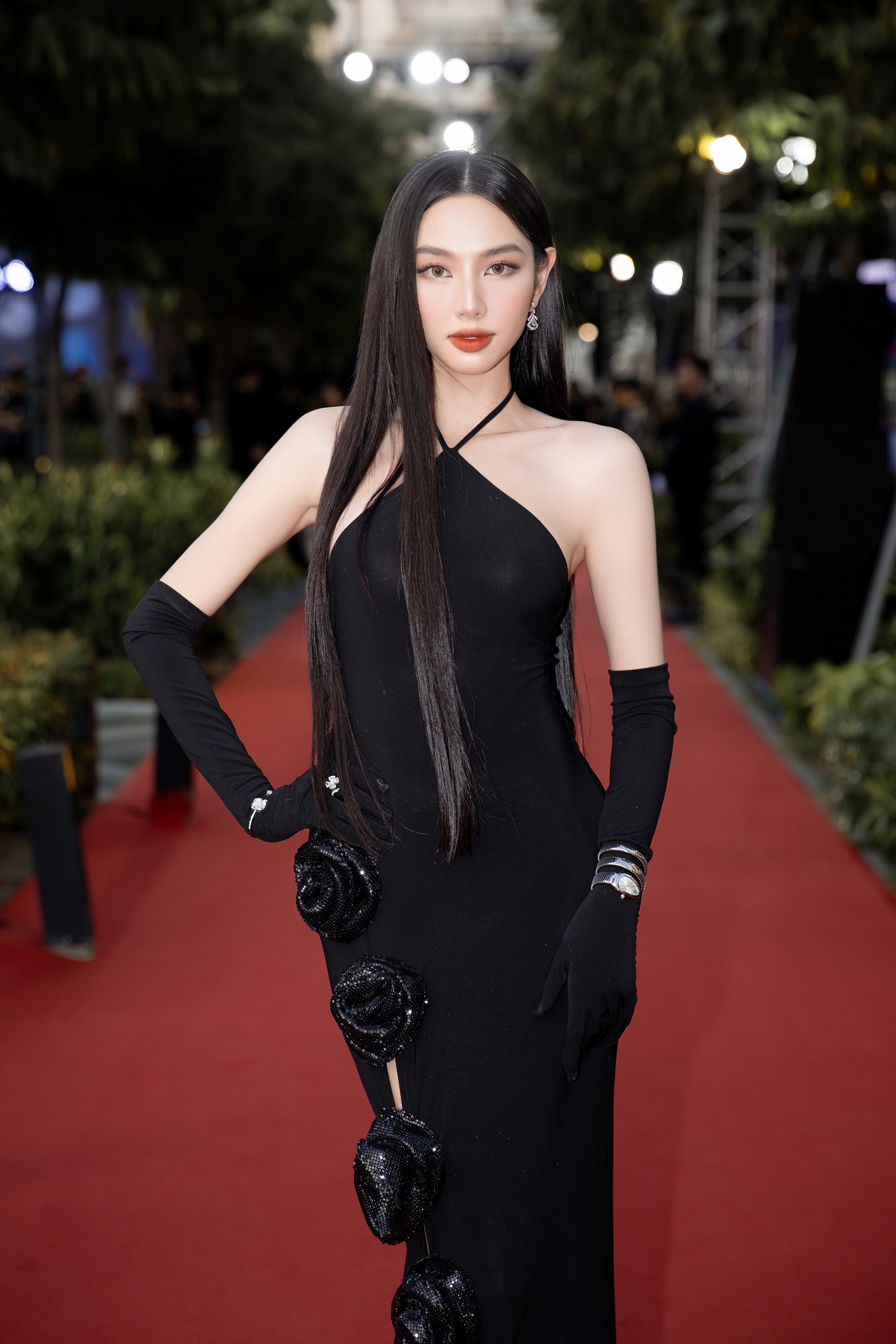 Váy áo xẻ sâu của Jun Vũ và dàn hoa hậu tại Liên hoan phim Quốc tế TPHCM ảnh 6