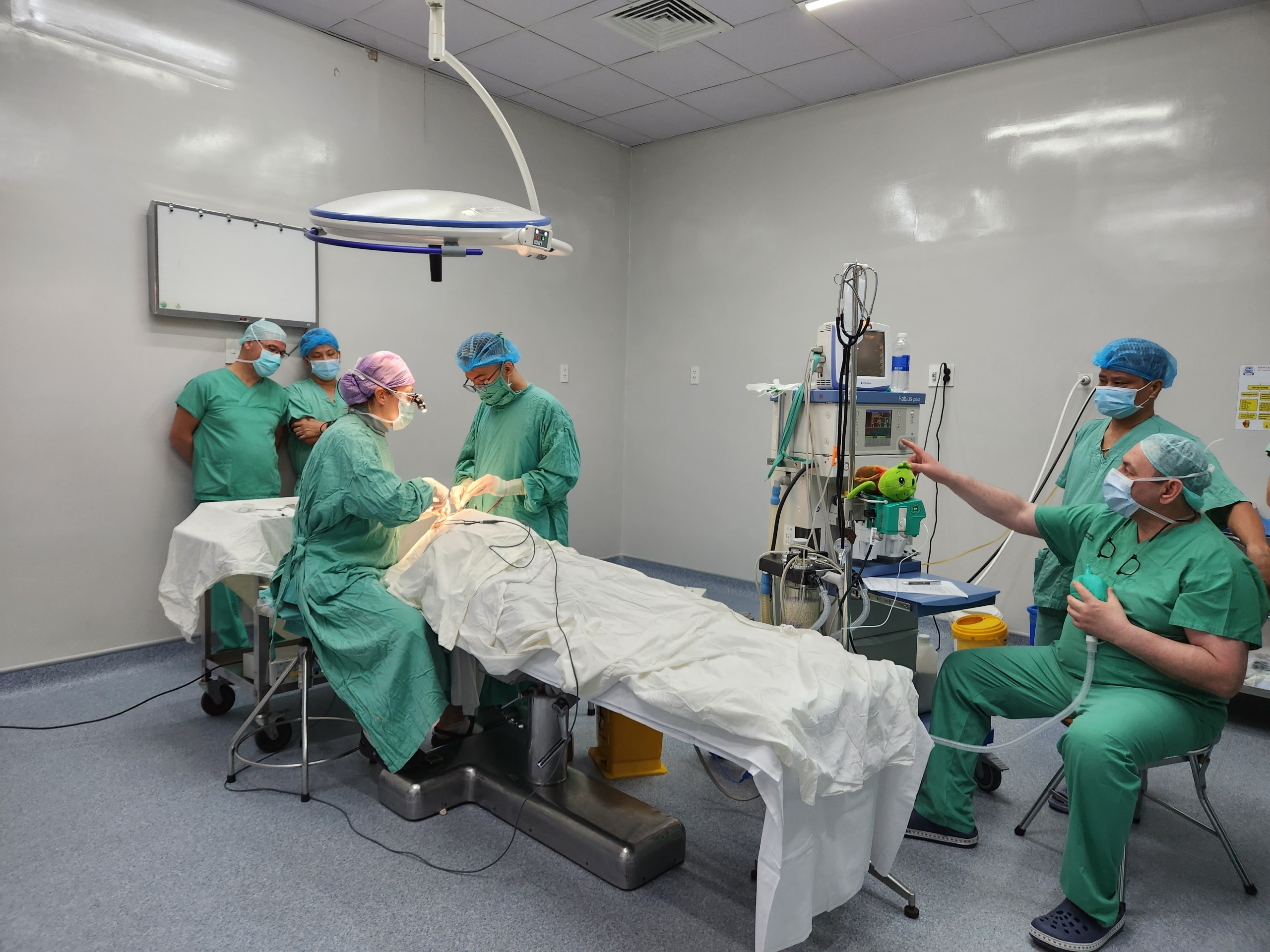 Nhiều em nhỏ dị tật hở môi, vòm miệng được phẫu thuật miễn phí- Ảnh 2. Đến ngày 11.4, các bác sĩ đã phẫu thuật thành công cho 30 em nhỏ