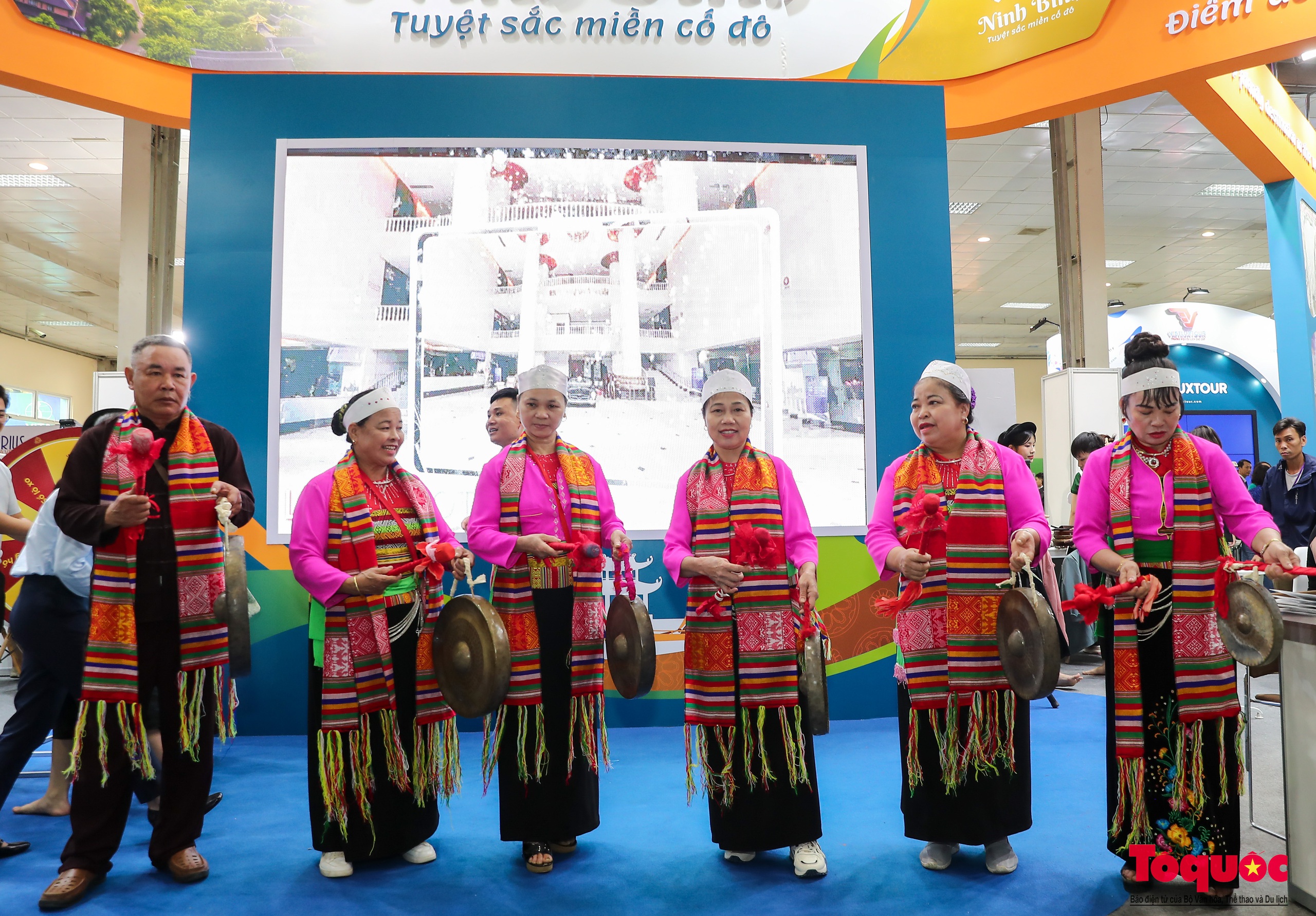 Chùm ảnh: Khai mạc Hội chợ Du lịch Quốc tế Việt Nam - VITM Hà Nội 2024 - Ảnh 8. Chùm ảnh: Khai mạc Hội chợ Du lịch Quốc tế Việt Nam - VITM Hà Nội 2024 - Ảnh 8.