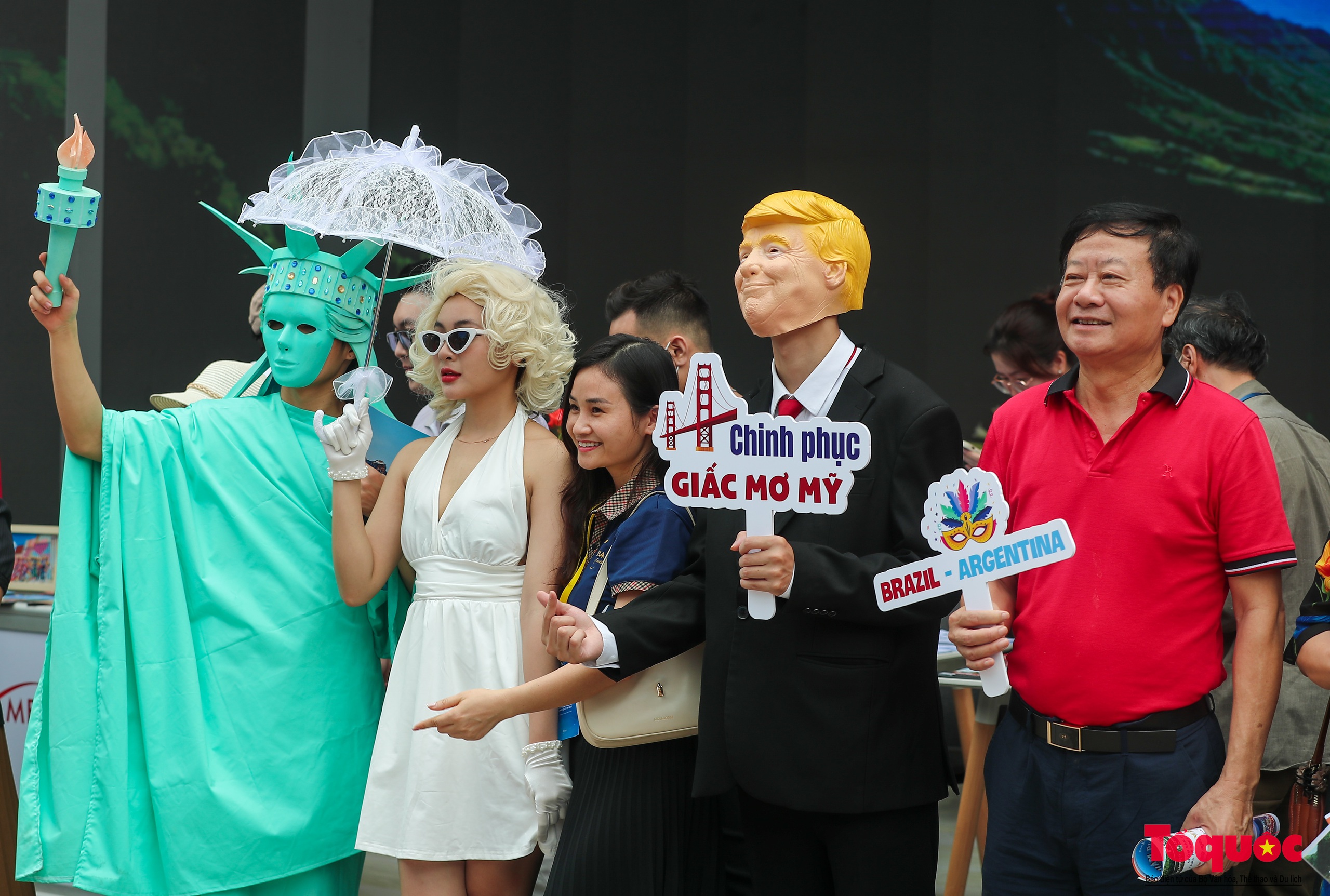 Chùm ảnh: Khai mạc Hội chợ Du lịch Quốc tế Việt Nam - VITM Hà Nội 2024 - Ảnh 14. Chùm ảnh: Khai mạc Hội chợ Du lịch Quốc tế Việt Nam - VITM Hà Nội 2024 - Ảnh 14.