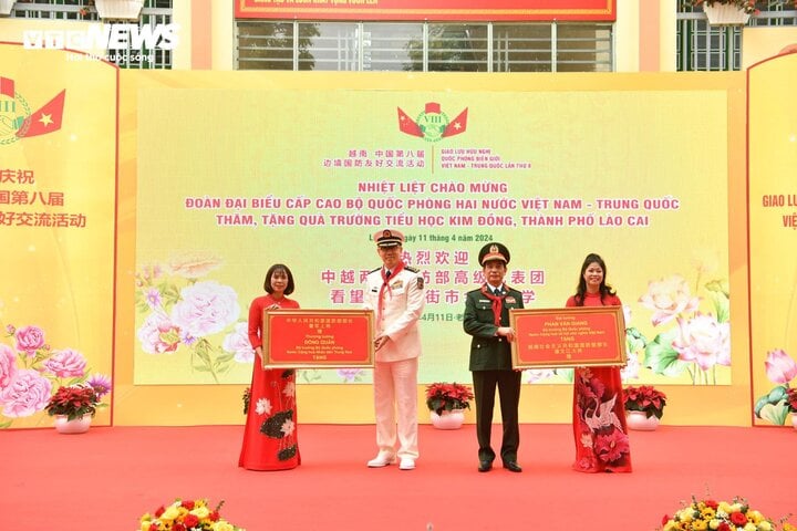 Bộ trưởng Quốc phòng hai nước thăm, tặng quà trường Tiểu học Kim Đồng, TP Lào Cai sáng 11/4.