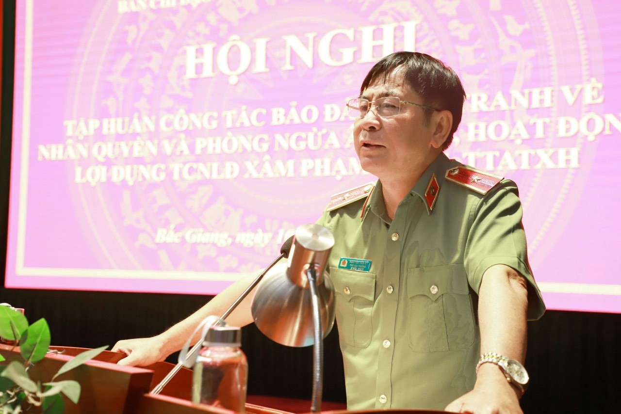 En la Conferencia habló el General de División Nguyen Van Ky, Jefe Adjunto de la Oficina Permanente del Gobierno para los Derechos Humanos.