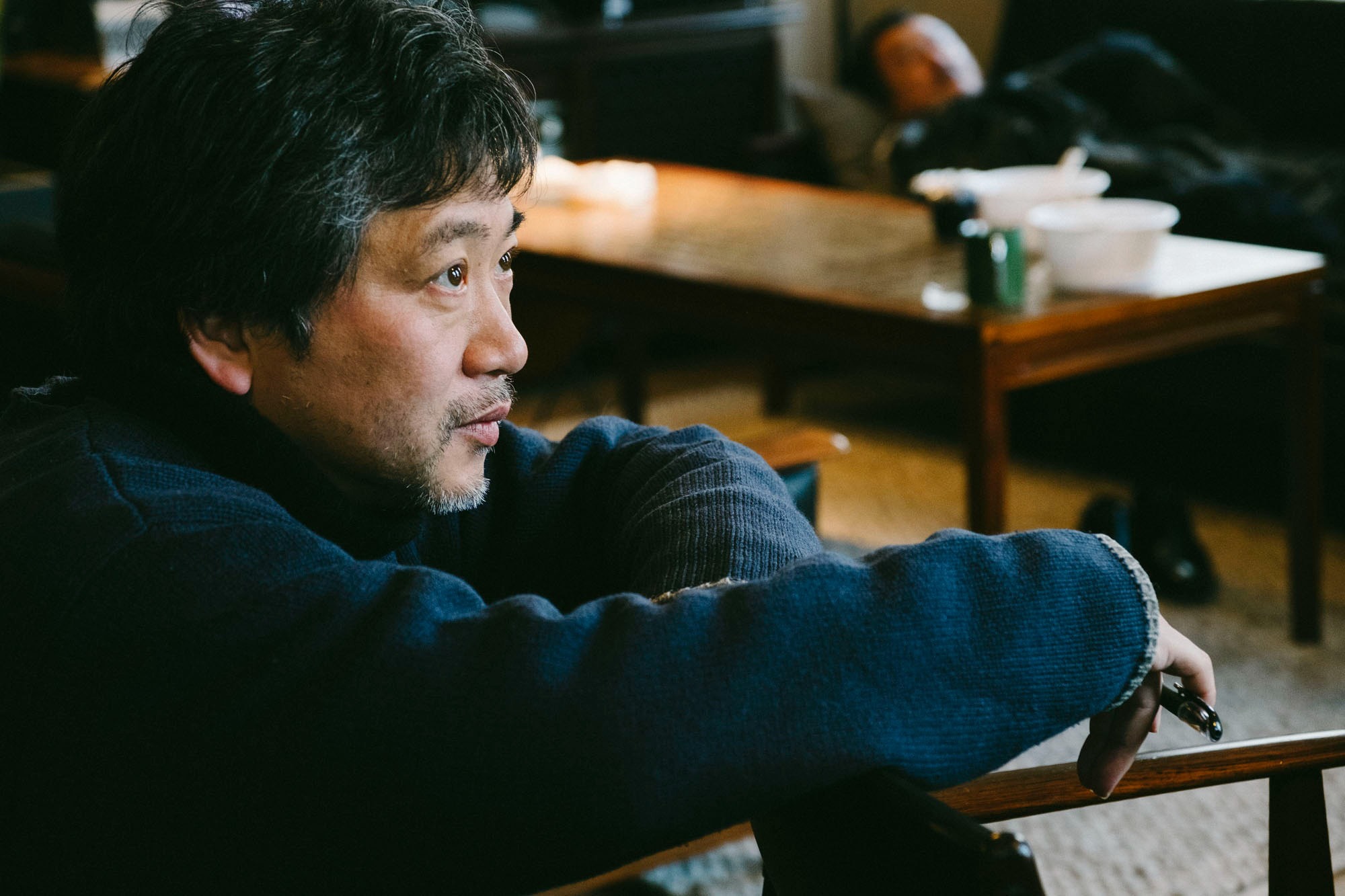 Đạo diễn Kore-eda trên trường quay một bộ phim - Ảnh: Japan Times