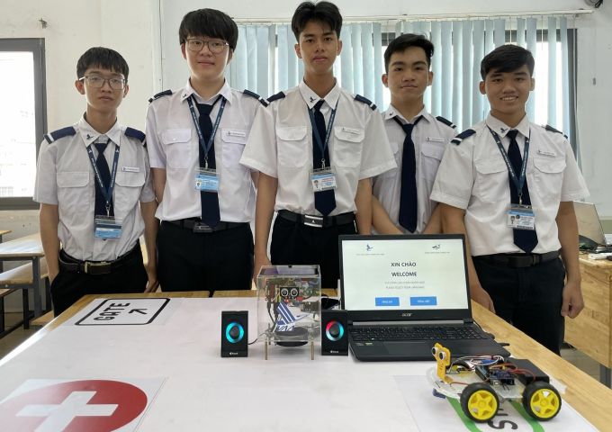 5 thành viên nhóm đang là sinh viên Học viện Hàng Không Việt Nam. Ảnh: Hà An