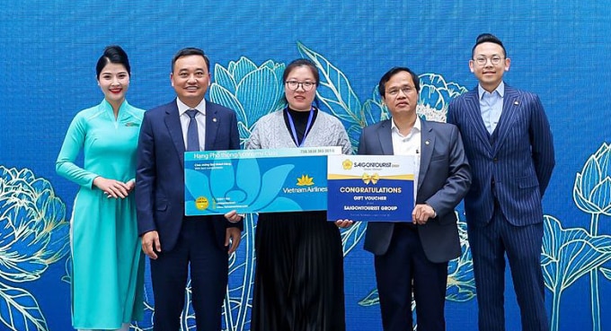 Đại diện Saigontourist Group và Vietnam Airlines trao tặng quà may mắn cho khách trúng thưởng. Ảnh: Saigontourist Group
