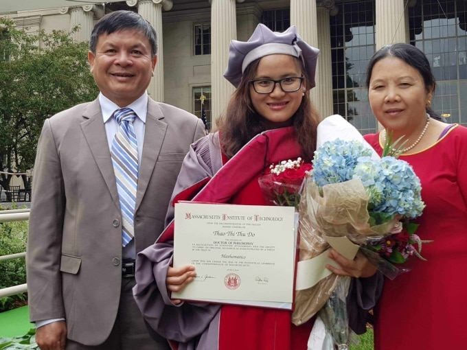 Thu Thảo bên bố mẹ trong ngày nhận bằng tiến sĩ tại MIT, năm 2019. Ảnh: Nhân vật cung cấp