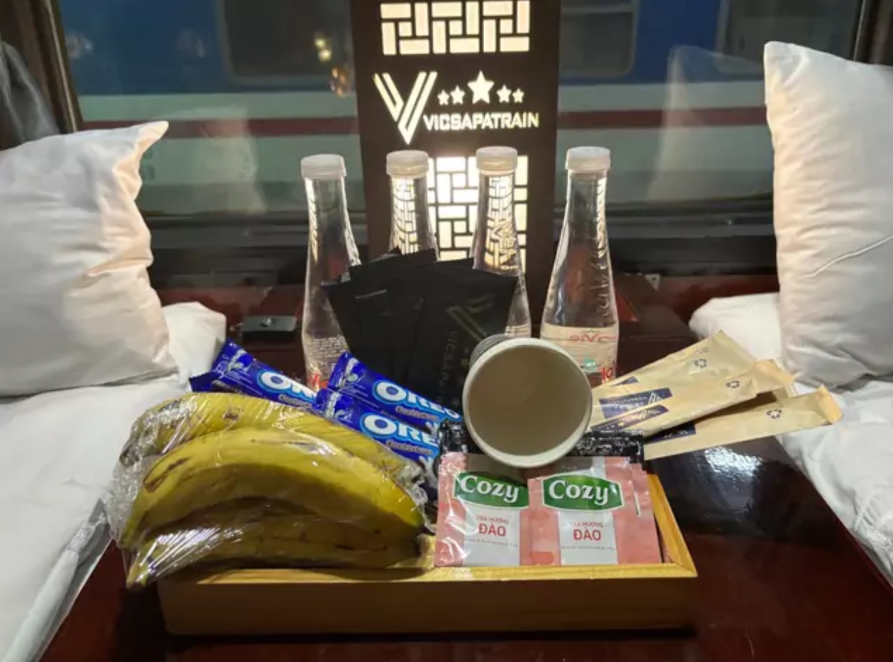 Khách nước ngoài trải nghiệm chuyến tàu đêm 'nhớ đời' Hà Nội - Sa Pa- Ảnh 4. Đồ ăn vặt dành cho hành khách khá chu đáo