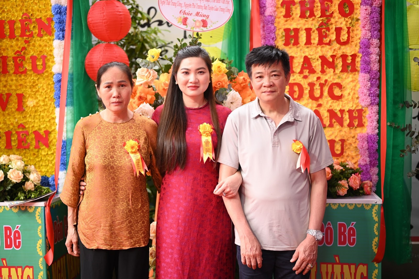 Nhiều người con xúc động khi được thể hiện chữ Hiếu trong chương trình ‘Bách thiện hiếu vi tiên’- Ảnh 3. Nhiều người con xúc động khi được thể hiện chữ Hiếu trong chương trình ‘Bách thiện hiếu vi tiên’- Ảnh 3.