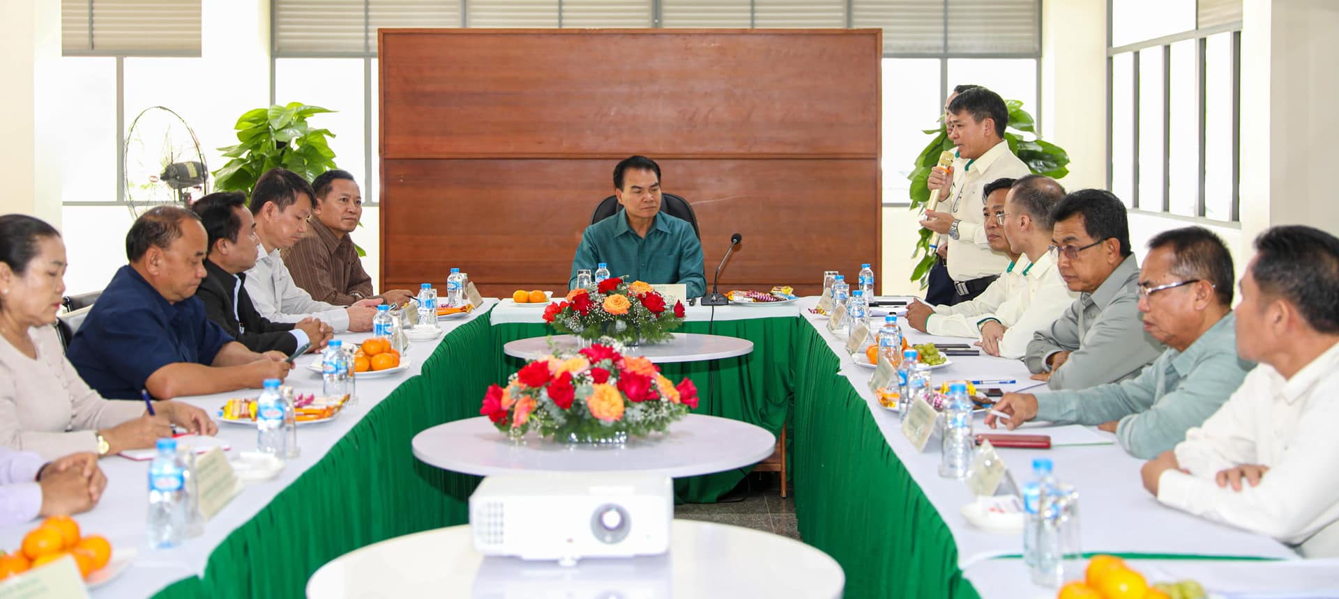 Ông Trần Bảo Sơn - Tổng Giám đốc THACO AGRI giới thiệu dự án kinh doanh của Tập đoàn tại Lào