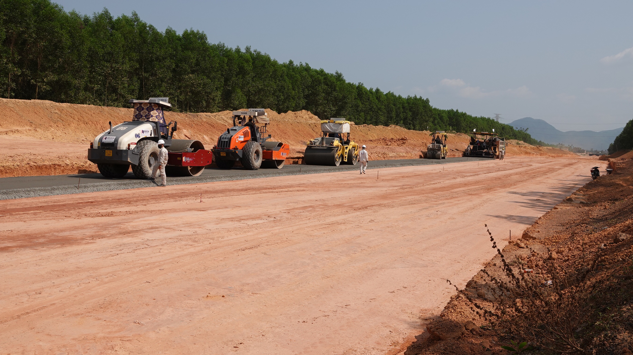 Xe cơ giới thi công cấp phối đá dăm những km đầu tiên của cao tốc Quảng Ngãi - Hoài Nhơn