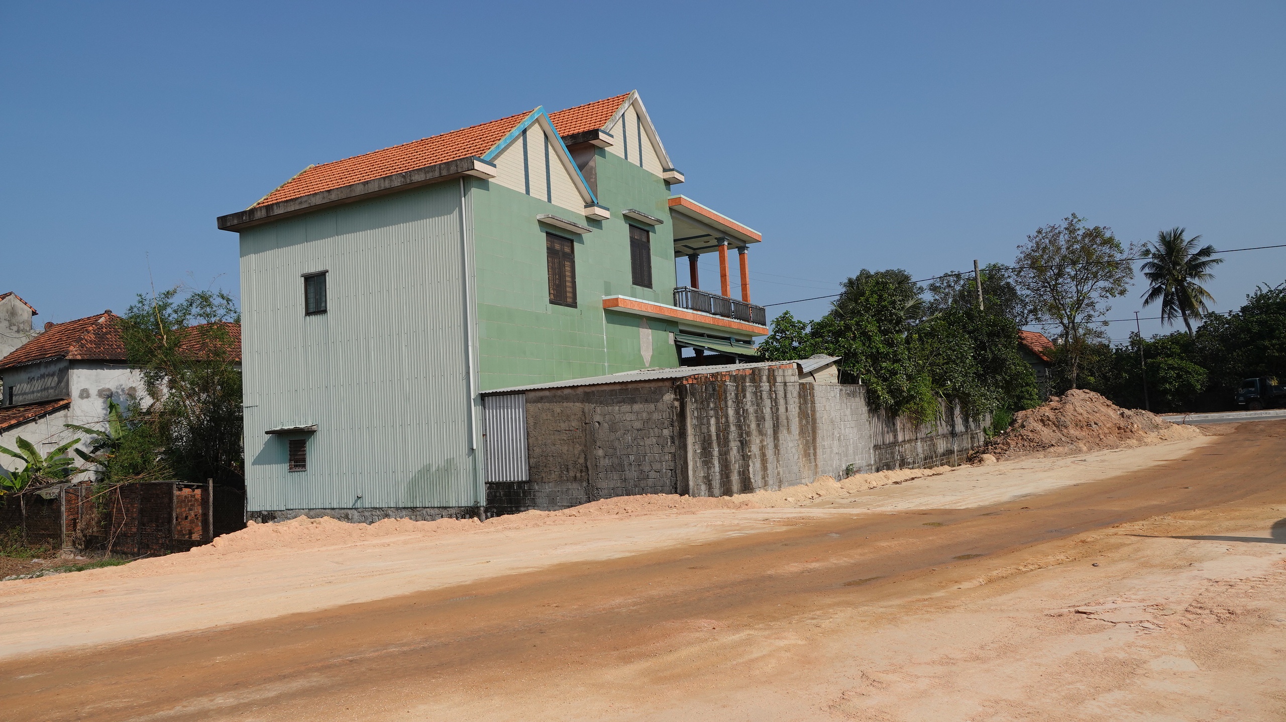 Cao tốc Quảng Ngãi - Hoài Nhơn: Vướng mặt bằng ở hàng chục vị trí- Ảnh 8. Ngôi nhà lớn chưa di dời ở thôn Hùng Nghĩa, xã Phổ Phong, TX.Đức Phổ, Quảng Ngãi