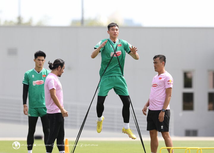 Thủ môn Quan Văn Chuẩn đủ điều kiện ra sân ở trận đầu tiên với U23 Kuwait. Trước đó xuất hiện thông tin cầu thủ này bị treo giò do chiếc thẻ đỏ mà anh nhận tại vòng chung kết U23 châu Á 2022. Tuy nhiên, án phạt đã được áp dụng ở vòng loại U23 châu Á 2024.