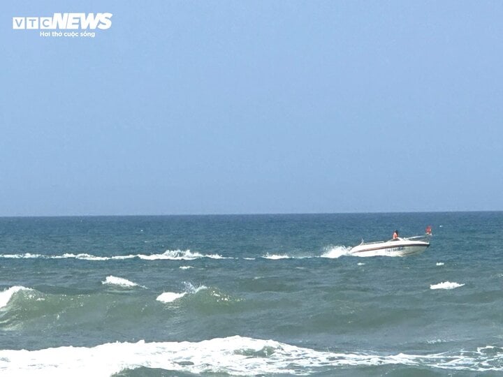 Lực lượng chức năng sử dụng ca nô, mô tô nước tìm kiếm 2 cháu bé mất tích trên biển.