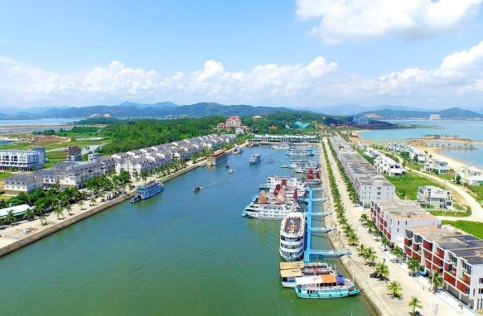 Du khách có thể tắm biển tại bãi biển nhân tạo dài 5km, chèo thuyền Kayak, lướt ván, moto nước, nhiều hoạt động thú vị dành cho các teambuilding. Ảnh: Internet