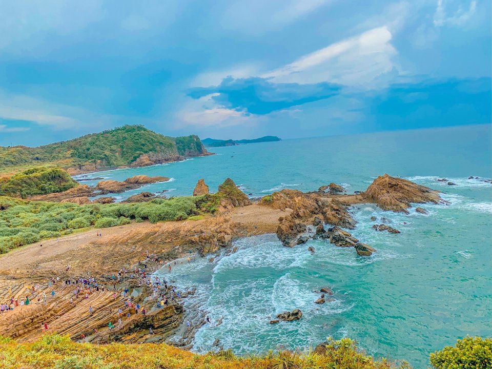 Do nằm cách đất liền đến gần 80km nên di chuyển đến đảo Cô Tô sẽ có hai chặng chính là đến cảng Cái Rồng và sau đó bắt tàu ra đảo Cô Tô. Ảnh: Internet.
