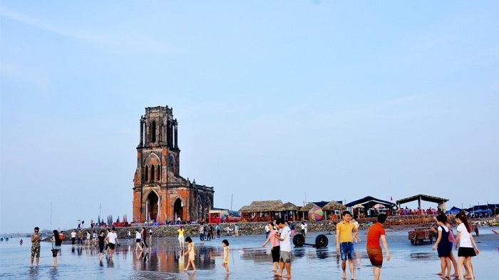 Điểm đặc biệt thu hút du khách của bãi biển Thịnh Long chính là nhà thờ đổ - địa điểm được giới trẻ check-in nhiều nhất khi đến đây. Ảnh: Internet