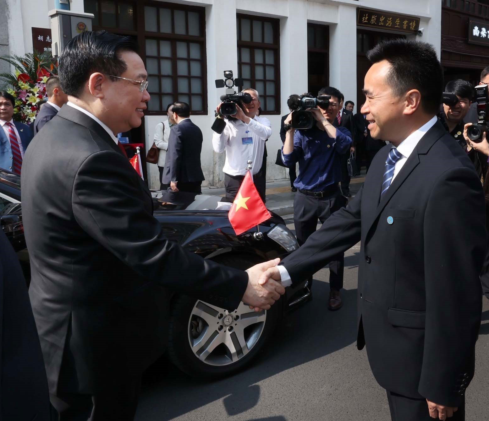 Chủ tịch Quốc hội Vương Đình Huệ thăm Khi di tích lịch sử Chủ tịch Hồ Chí Minh tại Côn Minh, Trung Quốc