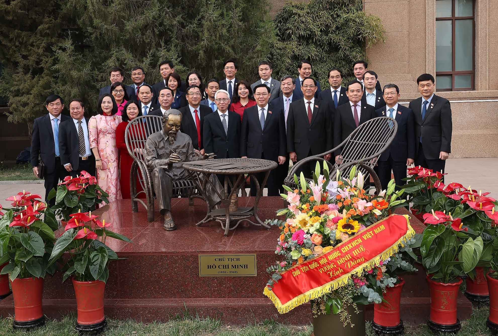 Chủ tịch Quốc hội Vương Đình Huệ  gặp mặt cộng đồng người Việt Nam tại Trung Quốc