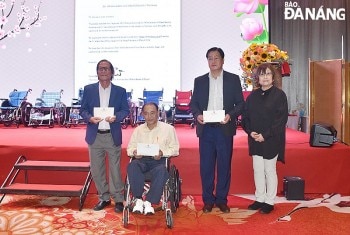 El Fondo Japonés de Apoyo a la Contribución Social dona sillas de ruedas a personas discapacitadas en Da Nang