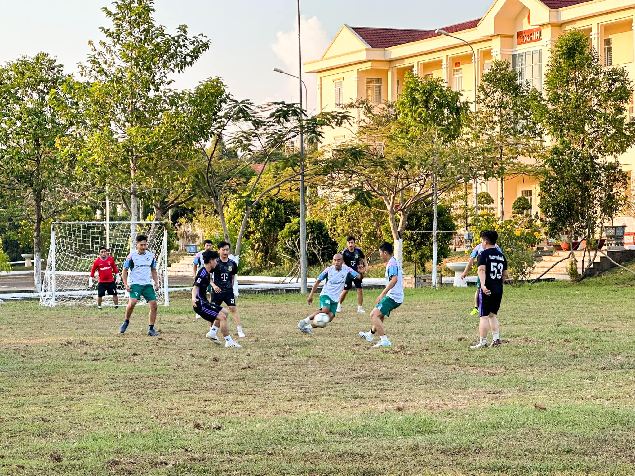 Không khí sôi nổi các trận thi đấu bóng đá tại THACO AUTO Kiên Giang