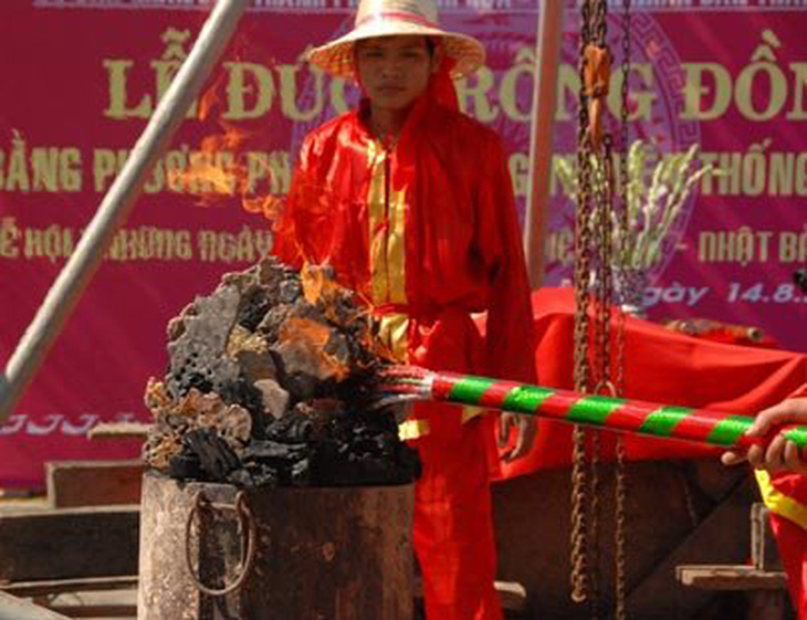 Cán bộ ngân hàng lấy trống đồng Đông Sơn rồi trả lại để... thử khả năng bảo vệ?- Ảnh 3. Trống đồng Đông Sơn đúc trên phố cổ