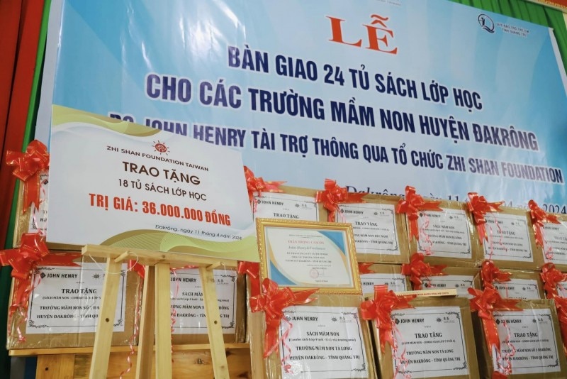 La Fundación Zhishan donó más de 50 estanterías para libros a escuelas preescolares de los distritos de Dakrong y Gio Linh
