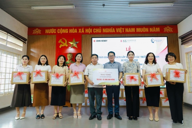 La Fundación Zhishan donó más de 50 estanterías para libros a escuelas preescolares de los distritos de Dakrong y Gio Linh