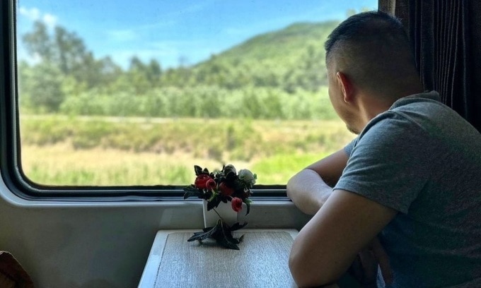 Du khách trải nghiệm ngắm cảnh trên chuyến tàu hỏa Bắc - Nam. Ảnh: Bike Journey